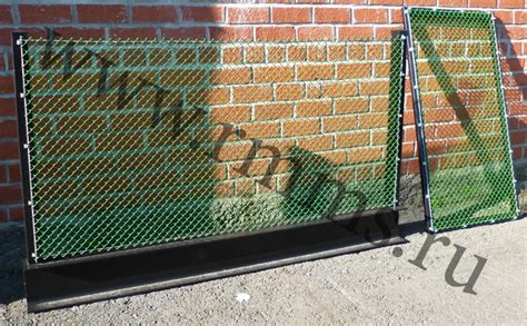 Как можно задекорировать забор из сетки рабицы?